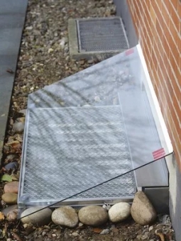 Šviesos prieduobė su apsauginiu stiklo dangčiu 125x40cm 